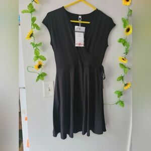 Nwt Charmyi Medium Faux Wrap V-Neck Dress with Pockets